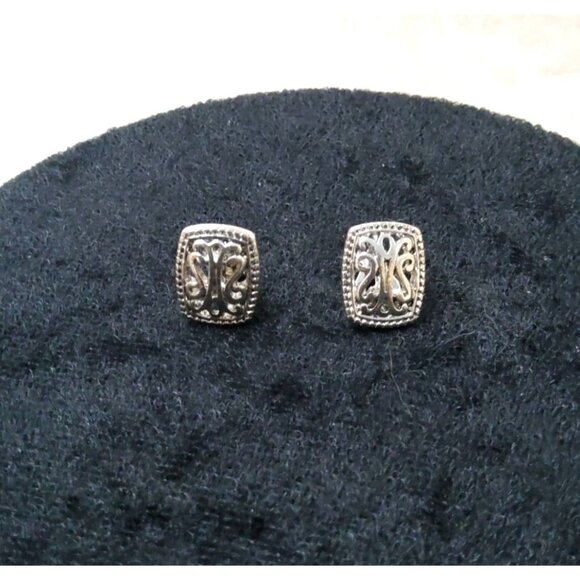 Vintage Silver alloy clip- on earrings feature intricate detailing - Picture 2 of 4